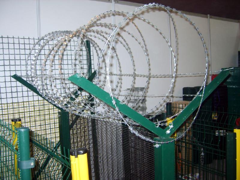 安平县华航栅栏厂销售部生产供应机场护栏网,刺笼防护网,防攀爬围墙网。安平县华航护栏网厂